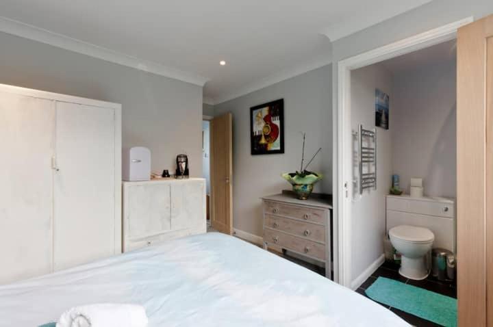 Stayinwoking At 30 Woodlands Horsell Exteriér fotografie