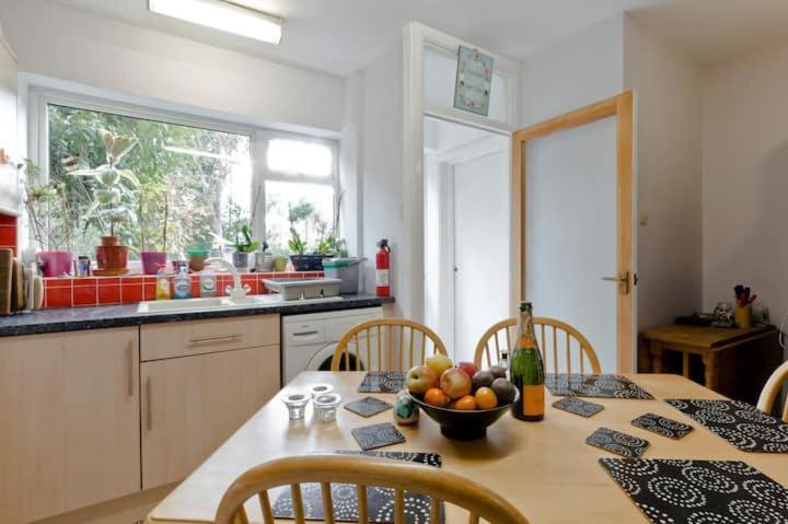 Stayinwoking At 30 Woodlands Horsell Exteriér fotografie