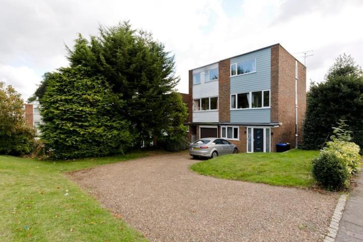 Stayinwoking At 30 Woodlands Horsell Exteriér fotografie