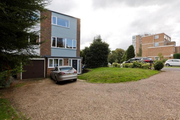 Stayinwoking At 30 Woodlands Horsell Exteriér fotografie
