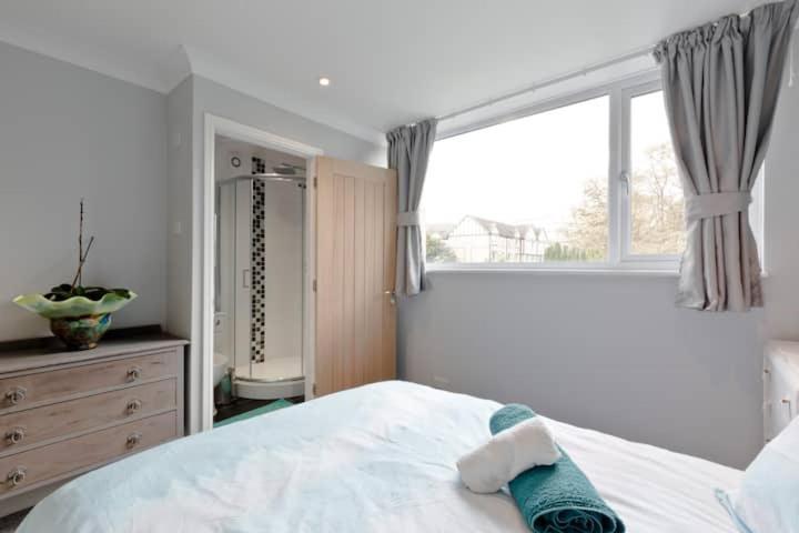 Stayinwoking At 30 Woodlands Horsell Exteriér fotografie