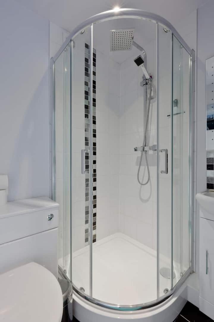 Stayinwoking At 30 Woodlands Horsell Exteriér fotografie